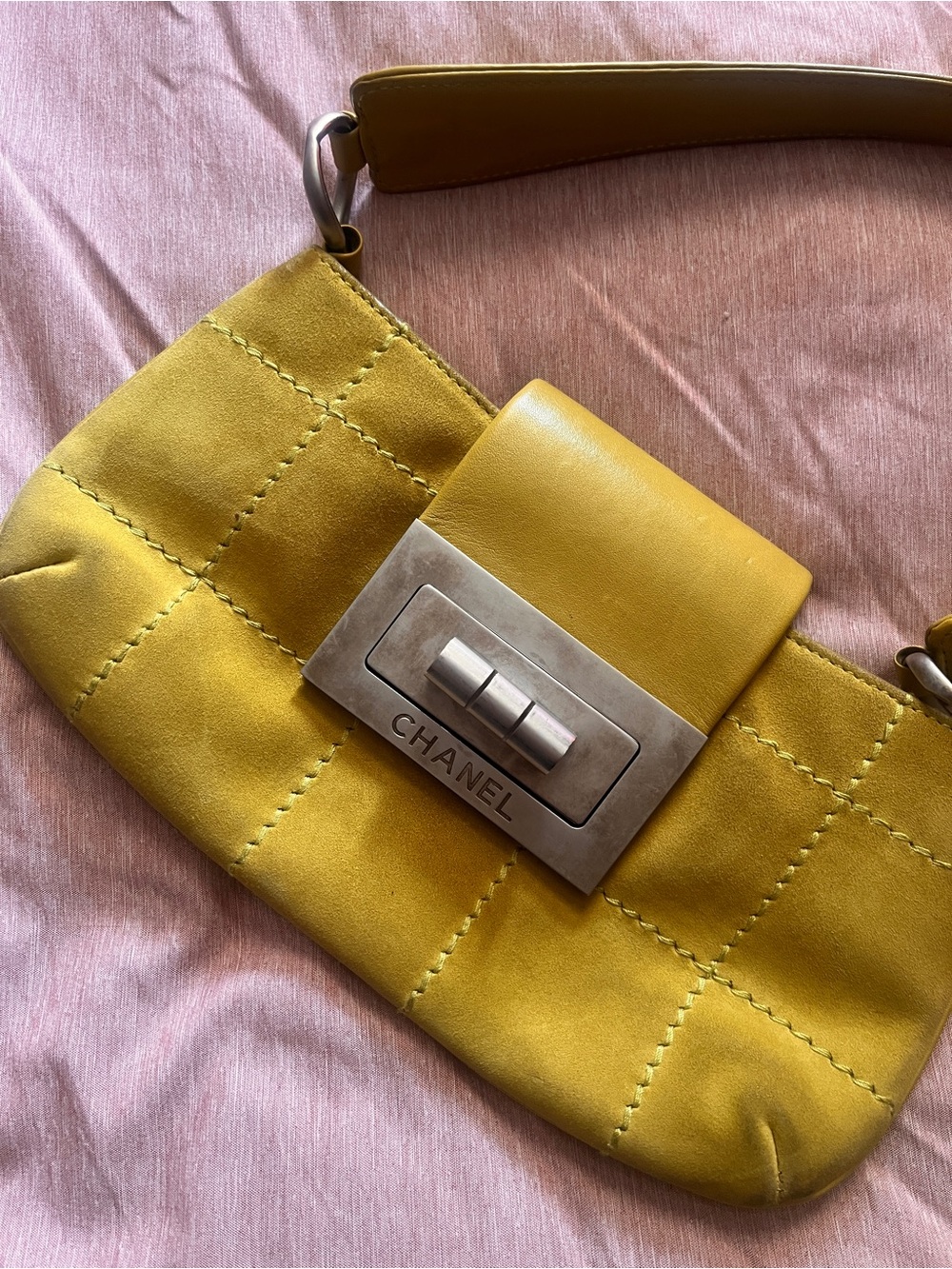 CHANEL Yellow-Green Suede Quilted Shoulder Bag with Signature Metal Clasp - Picture 5 of 5